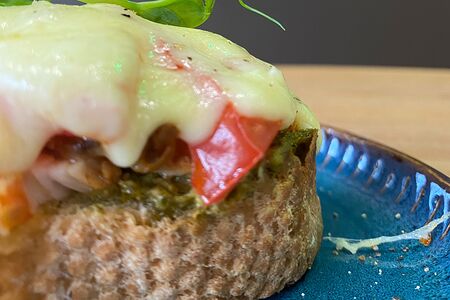 Горячий бутерброд с моцареллой и помидором