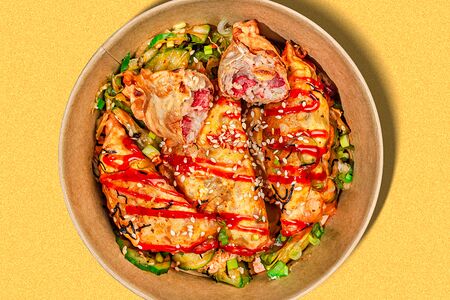 Жаренные пельмени с курицей и креветками