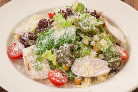 Салат Цезарь с куриной грудкой