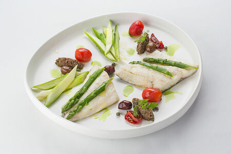 Сибас, спаржа, песто из маслин