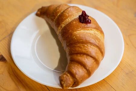 Круассан с малиной 