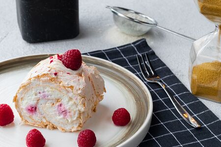 Меренговый рулет с малиной