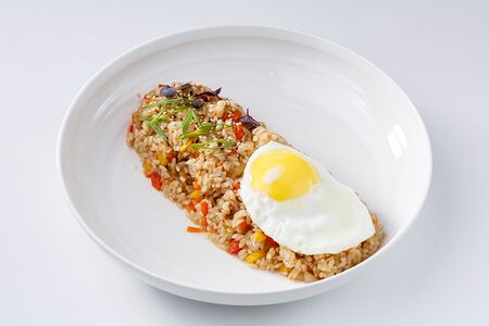 Жареный рис с курицей