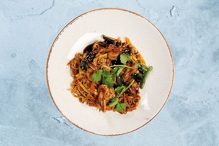 Яичная лапша с креветками в устричном соусе