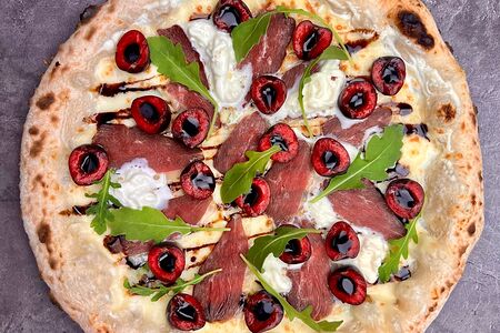 Копченая утка с черешней и страчателлой