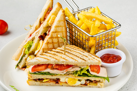 Клаб-сэндвич с индейкой, беконом, томатами и перепелиным яйцом с картофелем