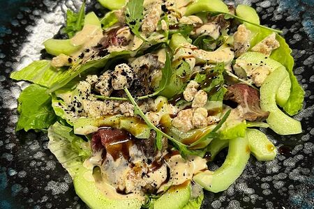 Салат с ростбифом и ореховым соусом