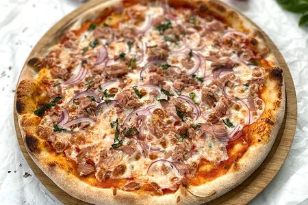 Пицца с тунцом и луком