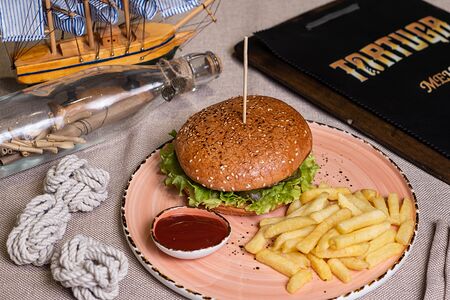 Бургер со свиным бифштексом и картофелем фри