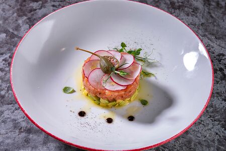 Тартар из лосося и авокадо