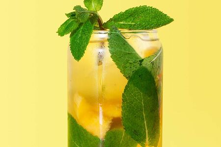 Холодный зеленый чай с манго