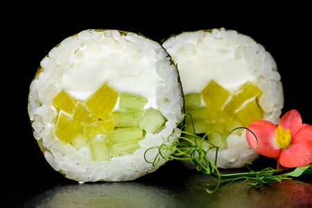 Футомаки с такуаном и огурцом