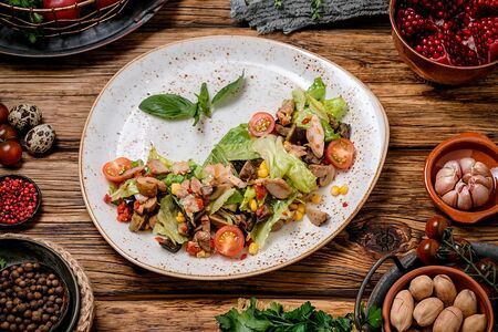 Салат с фермерским цыпленком и жареными овощами