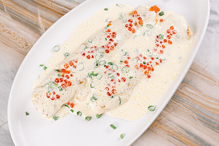 Судак под соусом Шампань с красной икрой