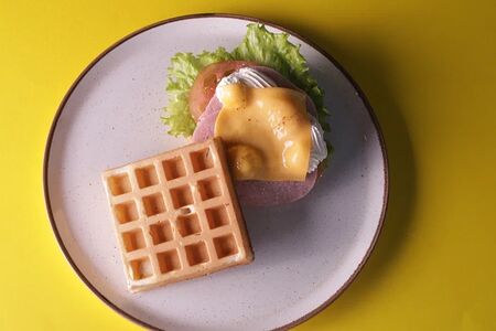 Бельгийская вафля с ветчиной и творожным сыром