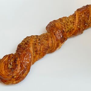 Косичка с кленовым сиропом и грецким орехом