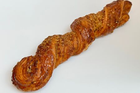 Косичка с кленовым сиропом и грецким орехом