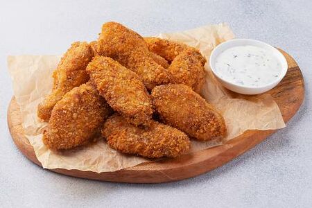 Крылышки в кляре большая порция с соусом