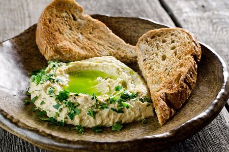 Хумус с нутом, кешью и цельнозерновым хлебом