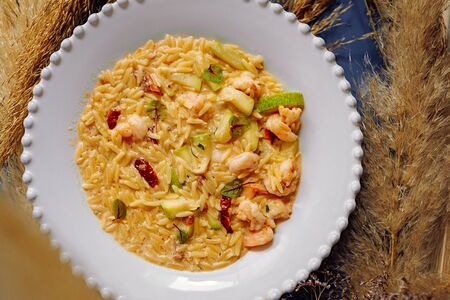 Паста орзо с креветками, цукини и вялеными томатами