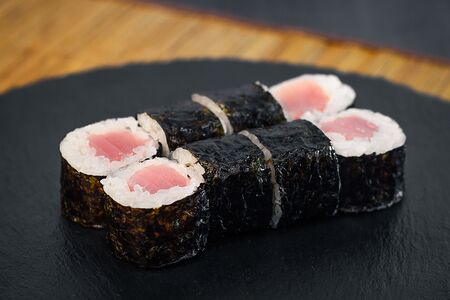 Ролл с тунцом