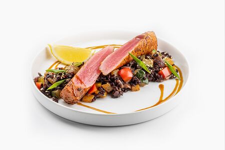 Стейк из тунца с тайским рисом