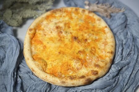 4 сыра: чеддер, моцарелла, дорблю, пармезан 