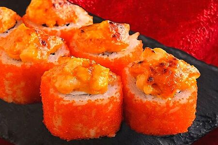 Запеченный ролл с лососем, креветкой темпура под сыром