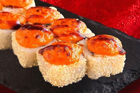 Запеченный ролл с лососем Тануки