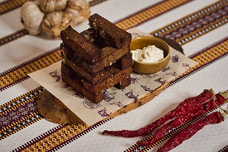 Бородинские гренки с соусом