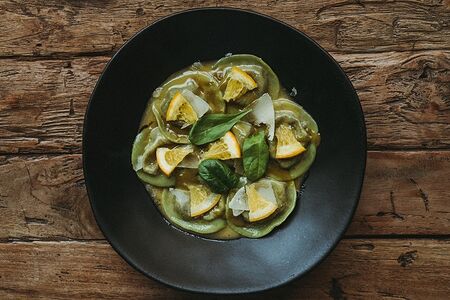 Равиоли с уткой, апельсином конфи и пармезаном