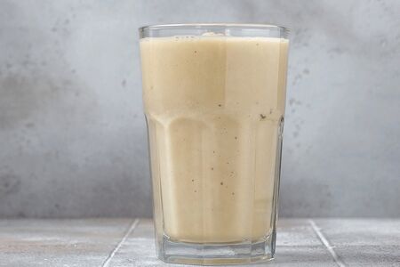 Смузи авокадо-яблоко-базилик