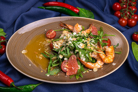 Руккола с креветками соусом чили-манго