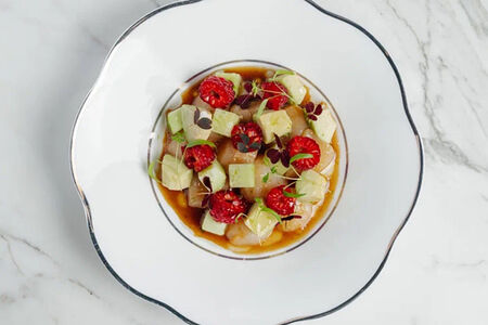 Тартар из гребешка с малиной