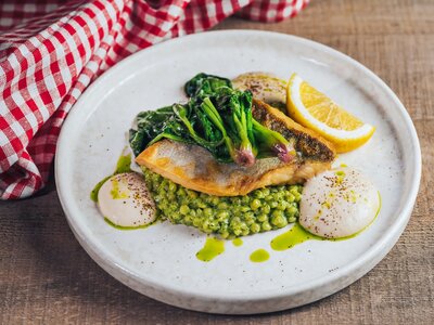 Филе судака с птитимом и кремом из пастернака