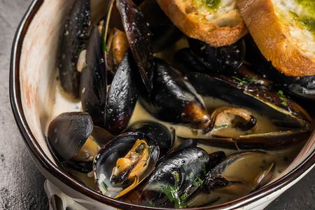 Мидии в соусе белое вино