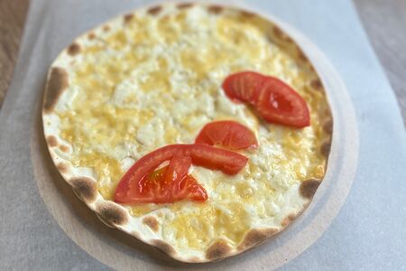 Ламаджо сыром и помидором