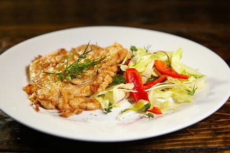 Отбивная свинина по-деревенски со свежими овощами