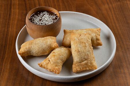 Мини-чебуреки с рваной свининой и соусом чили