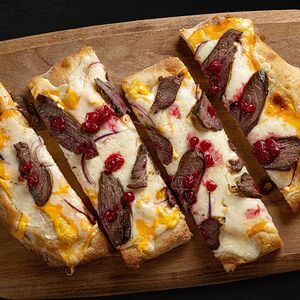 Пицца с олениной