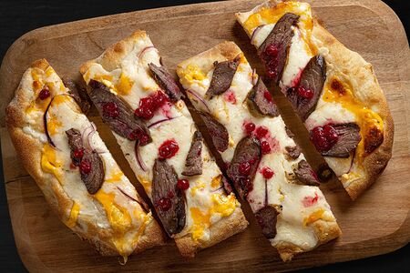 Пицца с олениной