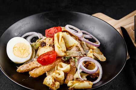 Салат с кальмаром и соусом из копченых шпрот