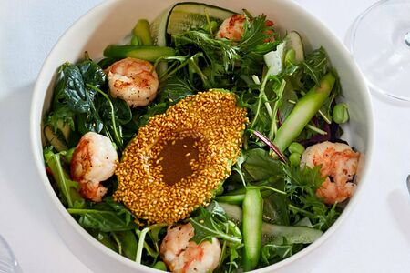 Зеленый салат с креветками и соусом сукияки