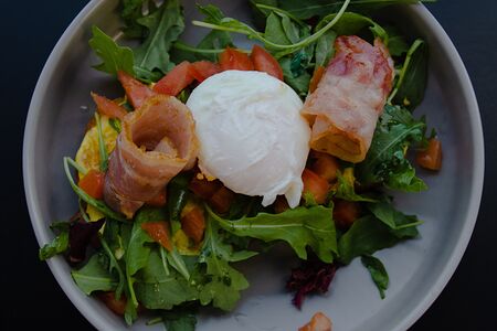 Бриошь с беконом и яйцом пашот