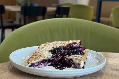 Черничный тост с камамбером