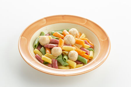 Цветные пенне с куриными фрикадельками со сливочным маслом