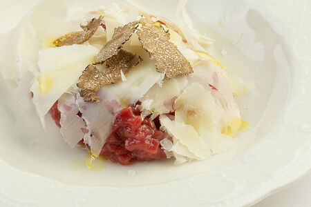 Тартар из мраморной говядины с вялеными томатами во французском стиле