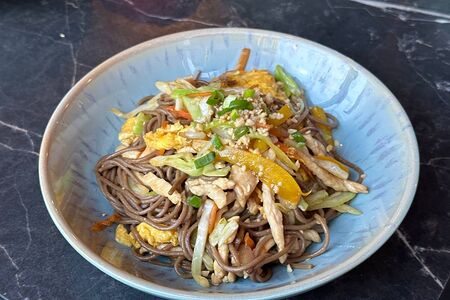 Жареная лапша с курицей