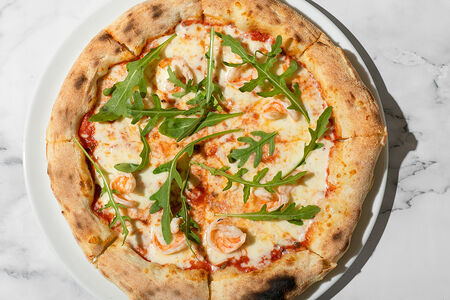 Пицца с креветками и рукколой