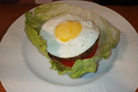 Бургер на листе салата